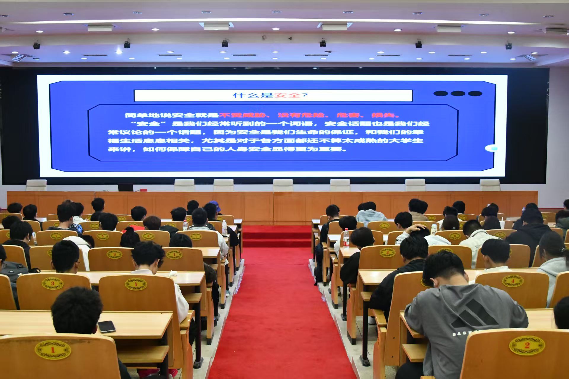 筑牢“青春集结 法治北疆”安全防线 ——机电工程学院开展2025级新生安全教育讲座